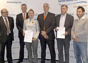 Umrahmt von Männern: Radsportlerin Romy Kasper sowie die Volksbank-Vorstände Stephan Menzebach, Jürgen Stender und Frank Baer (v.l.) und die PSV-Vorstände Frank Schneider und Gerd Suschowk (v.r.).Foto: Steffi Ludwig