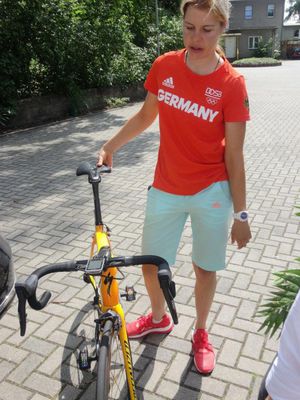 Romy mit dem neuen Rad für Rio (Bild: 3/7)