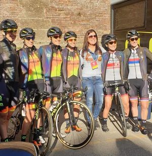 Alé Cipollini vor dem Start mit Romy Kasper ganz links (Bild: 1/2)