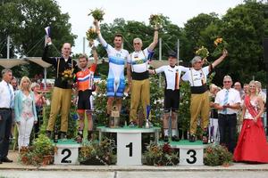 Siegerehrung: Willem Fack/Patrick Kos, Stefan Schäfer/Peter Bäuerlein, Franz Schiewer/Gerd Gessler (v.li.) Foto: Margit Jahn (Bild: 1/2)