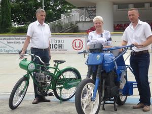 Gerd Suschowk, Simone Taubenek, Marcel Möbus mit Derny- und Stehermaschine