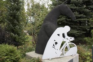 Die Skulptur vor dem Forster Rad- und Reitstadion stand Pate für das Logo zum Sattelfest.
Foto: Ludwig