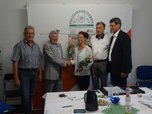 Handschlag auf gute Zusammenarbeit Manfred Mudlack und Cynthia Bergmann mit Vizepräsident Klaus Friedrich (li), Präsident Gerd Suschowk, Vizepräsident Hagen Ridzkowski (re)