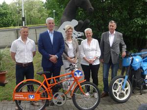 Vereint für die Forster Radsporttage-Marcel Möbus, Frank Baer, Dagmar Klinke, Simone Taubenek, Gerd Suschowk (v.l.) (Bild: 1/2)