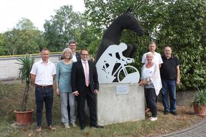 Das Team: Marcel Möbus, Karin Menzel, Hagen Ridzkowski, Gerd Suschowk und Detlef Kempf mit Bürgermeisterin Simone Taubenek und Sparkassenvorstand Jens Gerards (4.v.l.), Foto: Steffi Ludwig