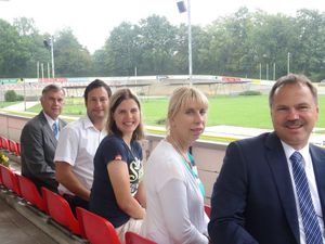 Probesitzen auf der Tribüne im Rad- und Reitstadion: PSV-Präsident Gerd Suschowk, Vize-Präsident Frank Schneider, die Forster Radsportlerin Romy Kasper, Heike Korittke von der Stadtverwaltung Forst und Sparkassen-Direktor Reinhard Lehmann (v.l.) Foto: Karin Menzel (Bild: 5/5)