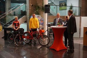 Jessica Hübner mit Rennrad und Marcel Möbus mit Derny (Bild: 3/6)