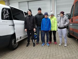 Vor dem Start: Christopher Zeidler, Malte Möbus, Alina Schlender und Jessica Hübner mit Torsten Lerche (Bild: 1/10)