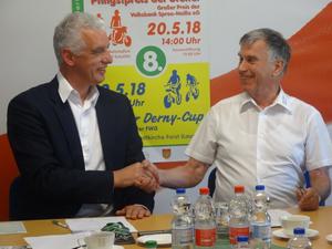 Frank Baer und Gerd Suschowk besiegeln per Handschlag den Vertrag