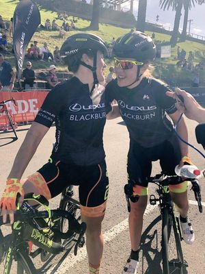 Gratulation durch die Teamkollegin (Bild: 3/3)