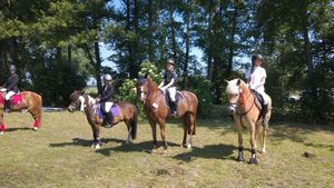 Tim Roeschke (2. von re.)