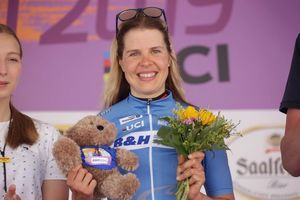 Romy Kasper im Blauen Trikot in Altenburg, Foto: Anton Vos