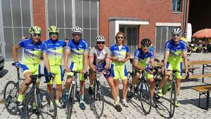 Posieren mit der Mannschaft von Easy Tours nach dem Rennen (Bild: 2/2)