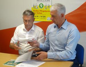 Gerd Suschowk und Frank Baer unterzeichnen den Sponsorvertrag 2019 (Bild: 2/2)