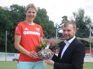 Der Bürgermeister überreicht Blumen (Bild: 5/7)