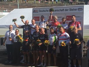 Sieger und Platzierte des Demonstrationsrennens hinter historischen Maschinen (Bild: 2/3)