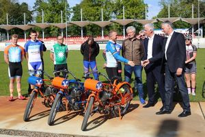 Dankeschön vom Sportlichen Leiter Marcel Möbus (Bild: 4/5)